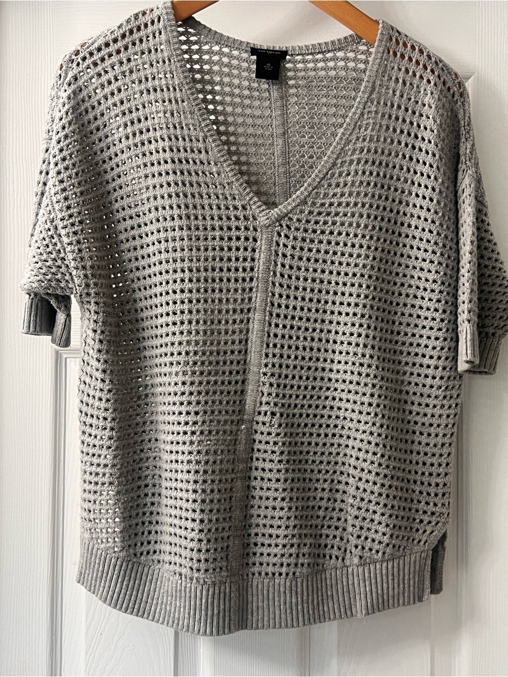 Ann Taylor Light Gray V-Neck Open Knit Women's Sweater Sz Small
Laying/ Casual